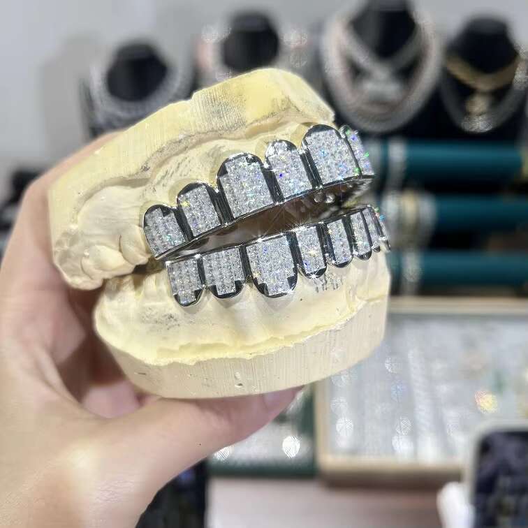 Luxury Silver Custom Made Mystery Setting Diamond Teeth Grillz Jewelry Princess Cut Moissanite Iced Out Grillz for Teeth