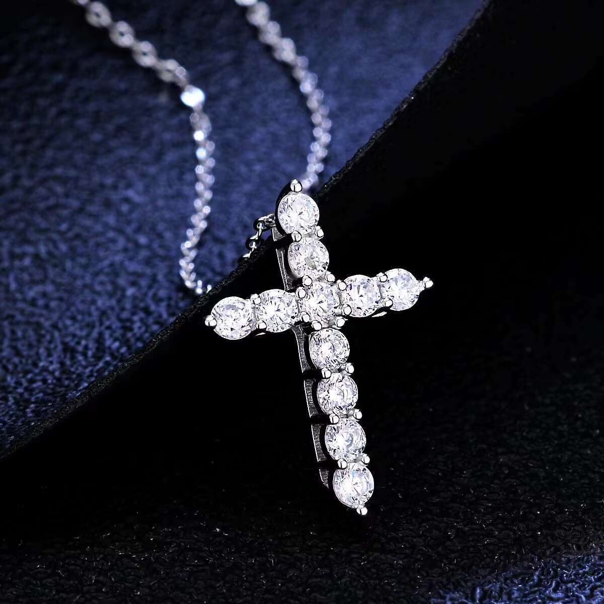 S925 Pure Silver Plated 18K White Gold Cross Diamond Pendant with D-color VVS Moissanite Fashionable Luxury Moissanite Necklace