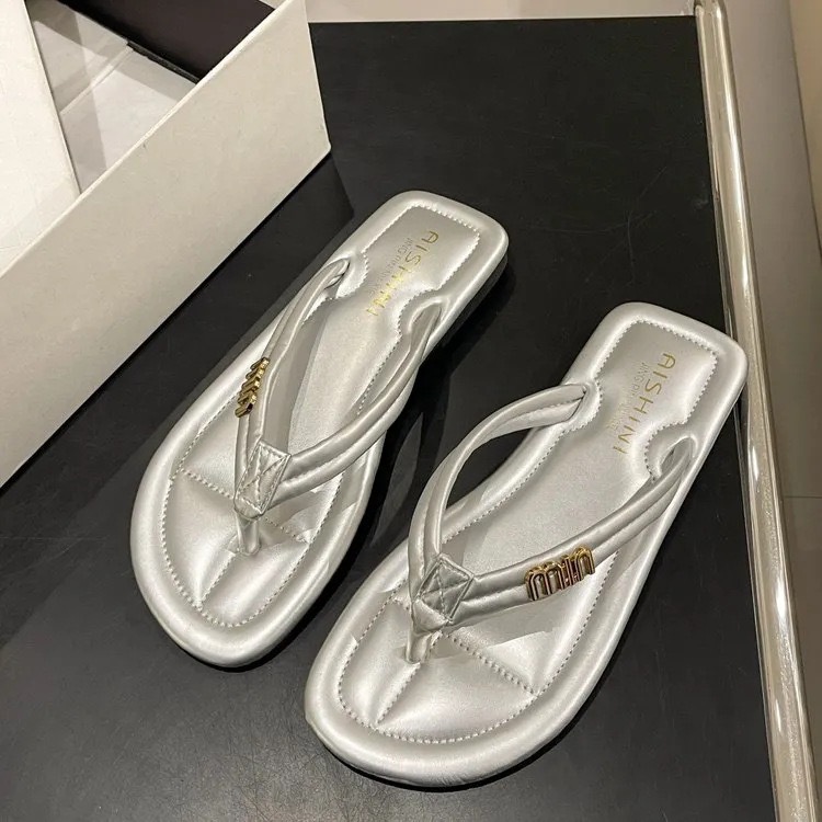 Free shipping designer flip-flops for women, summer outerwear fashion in 2025, flat-bottomed toe clip-toe, internet-famous cool sandals, beach shoes