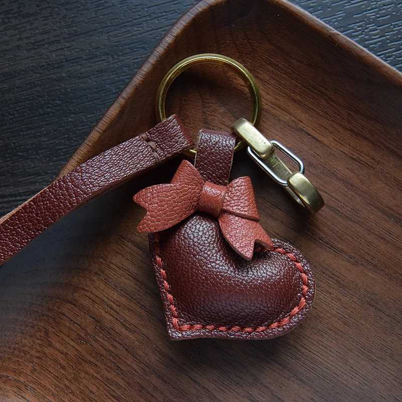 Unique Handmade Leather Keychains Alran Leather Peach Heart Bag Charm Keychain for Women Creative Gift Birthday GiftT251127