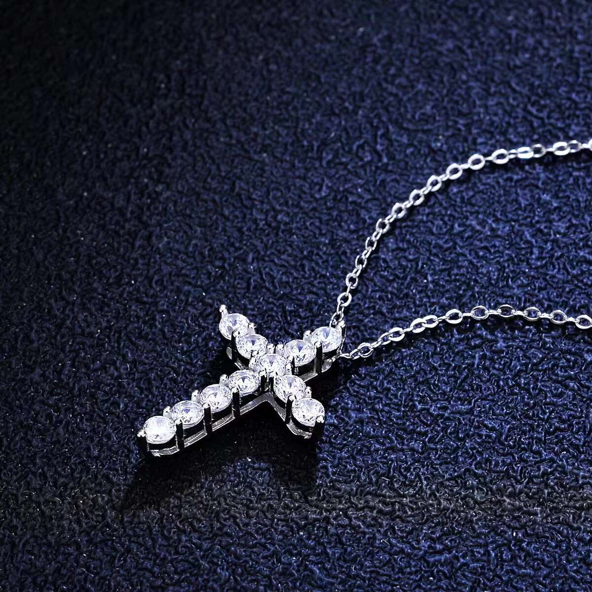 S925 Pure Silver Plated 18K White Gold Cross Diamond Pendant with D-color VVS Moissanite Fashionable Luxury Moissanite Necklace