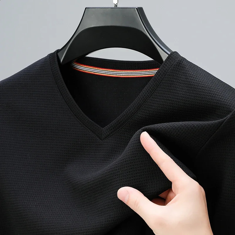 Mens Xinhua Cake V-neck Short sleeved T-shirt Summer Comfortable Top 250427