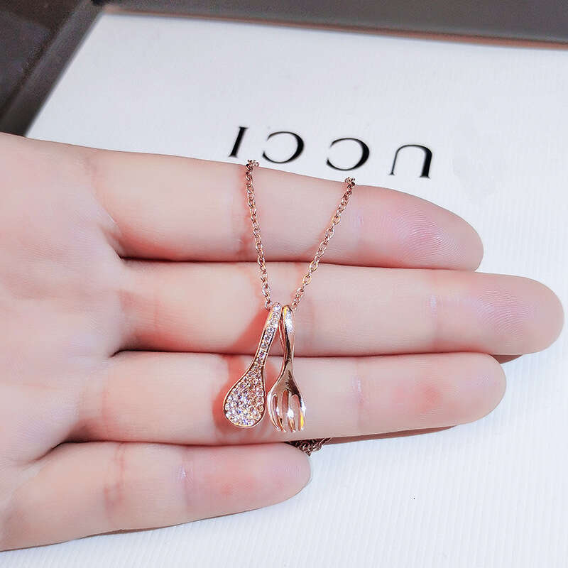 Light urious temperament that can be eaten is a blessing necklace for women's fashion, niche design, internet celebrity collarbone chain, ins, si