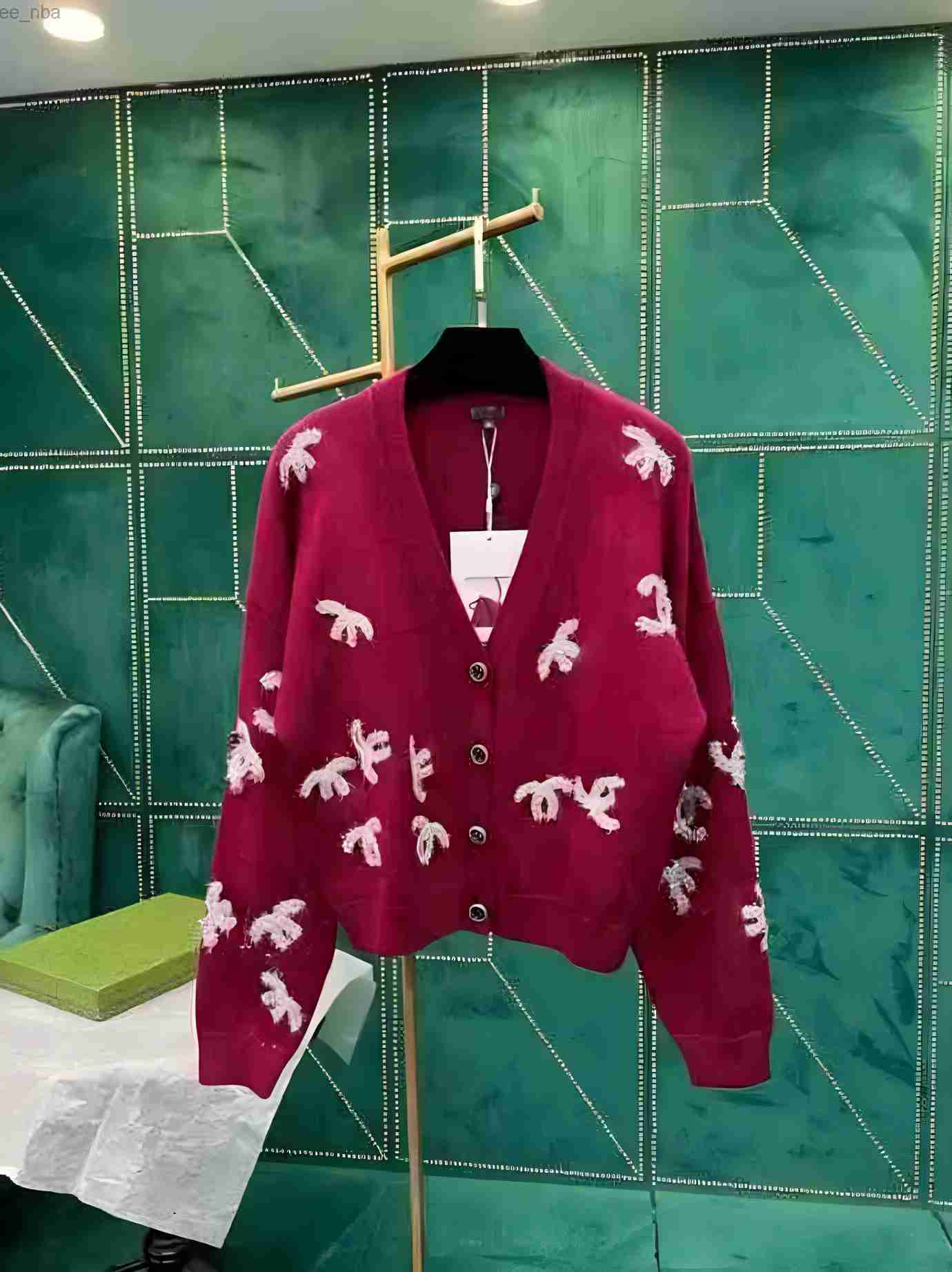 Designer 226 XL 2024 Runway Spring Summer Brand Same Style Sweater Gray Red Long Sleeve V Neck Pullover High Quality Womens Beike