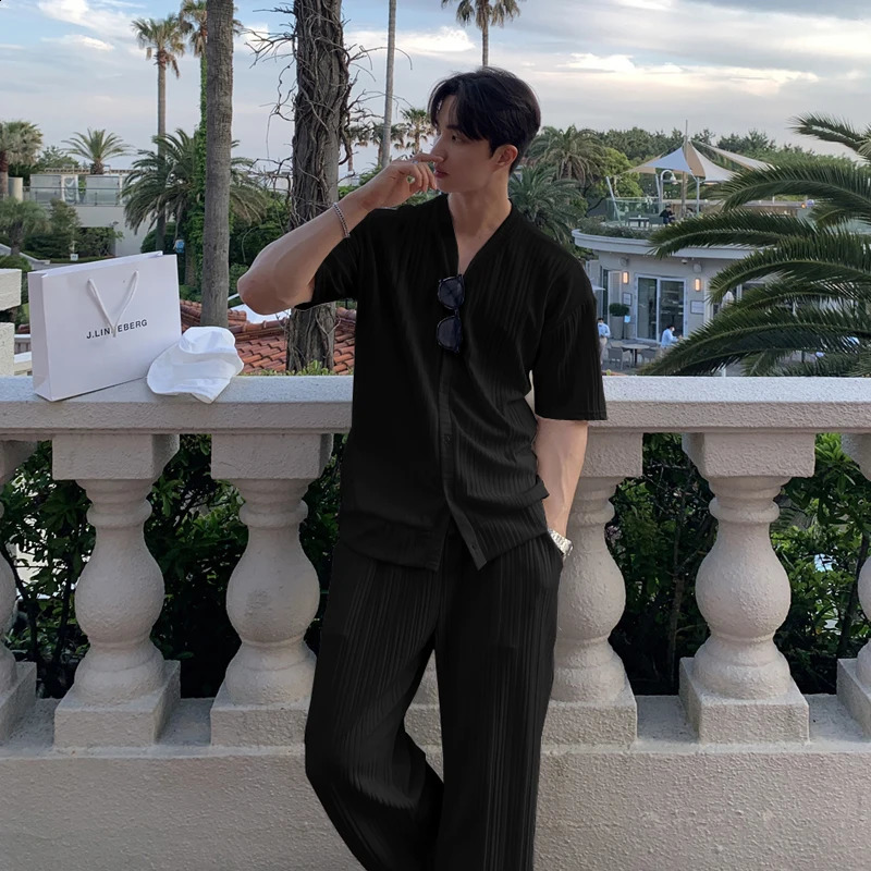 Summer mens loose ice silk set fashionable and casual V-neck short sleeved T-shirt and pants dress two-piece set mens clothing 250422