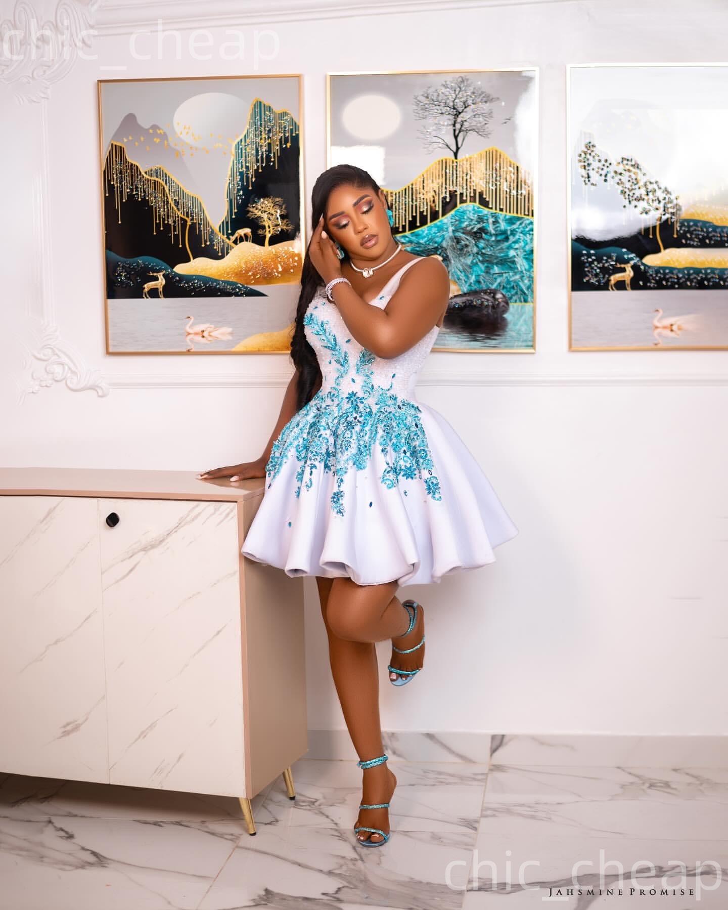 White A-line Cocktail Dress Beaded Crystals V-neck Satin Sparkly Short Mini Graduation Homecoming Dresses For Special Occasions Sweetheart Gowns