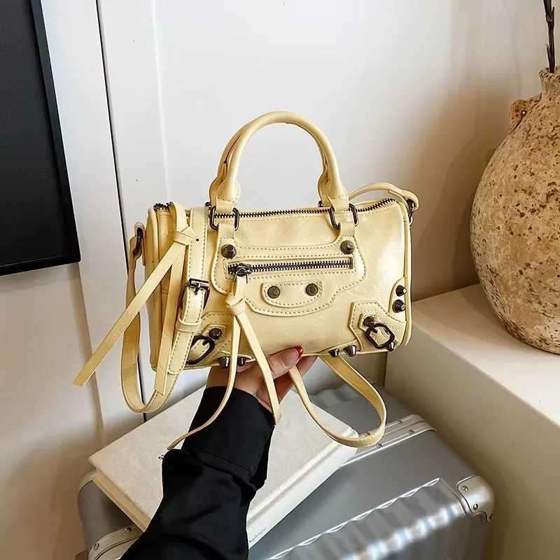 Fashionable Tote Bags For Ladies Made Of Durable Leather With Shoulder Strap From Luxury Brand K251128