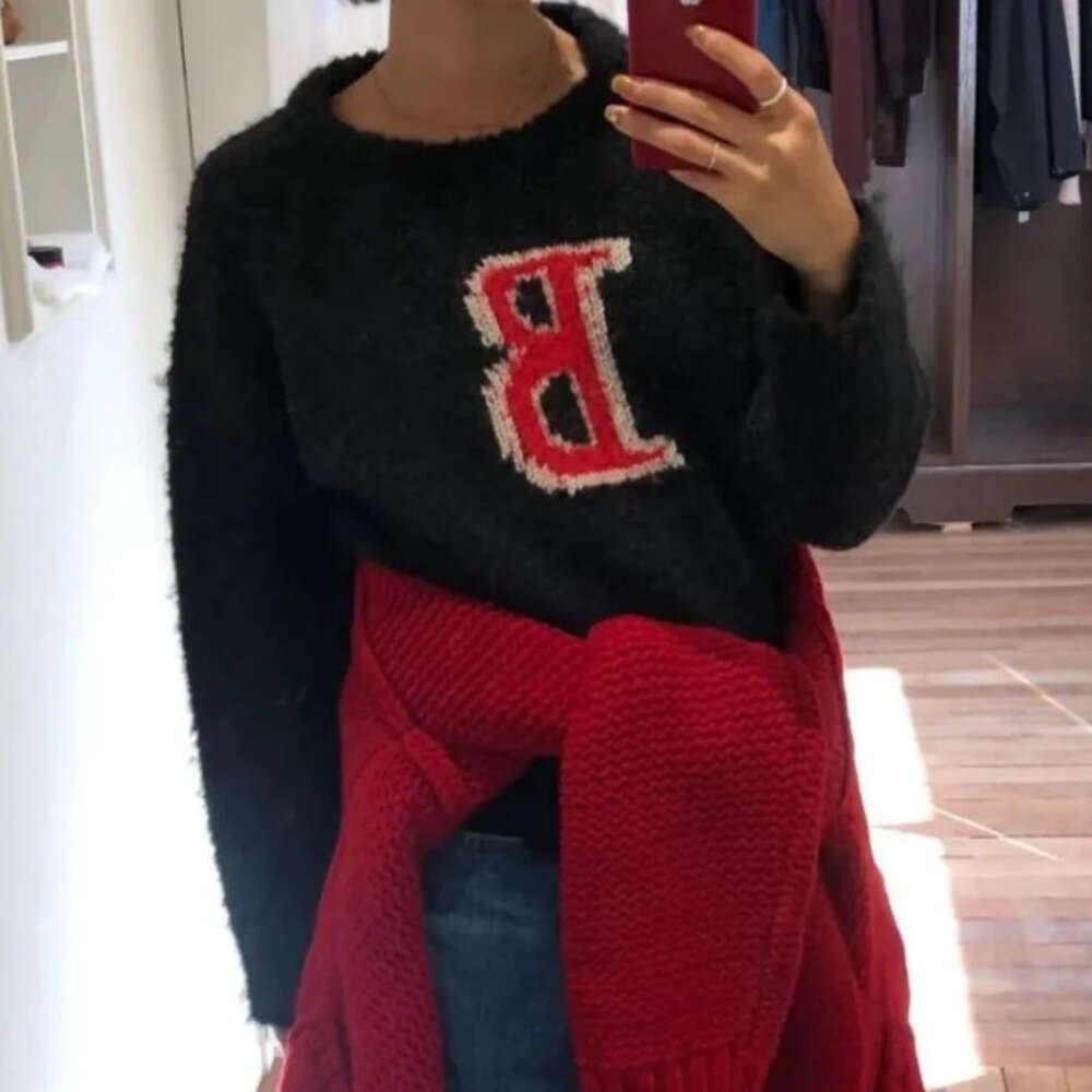 Thebarnet Loose Bla Contrast Color B Letter Sweater 2025 Autumn Long Sve Round Ne Knitted Women's Faion Commute Sle