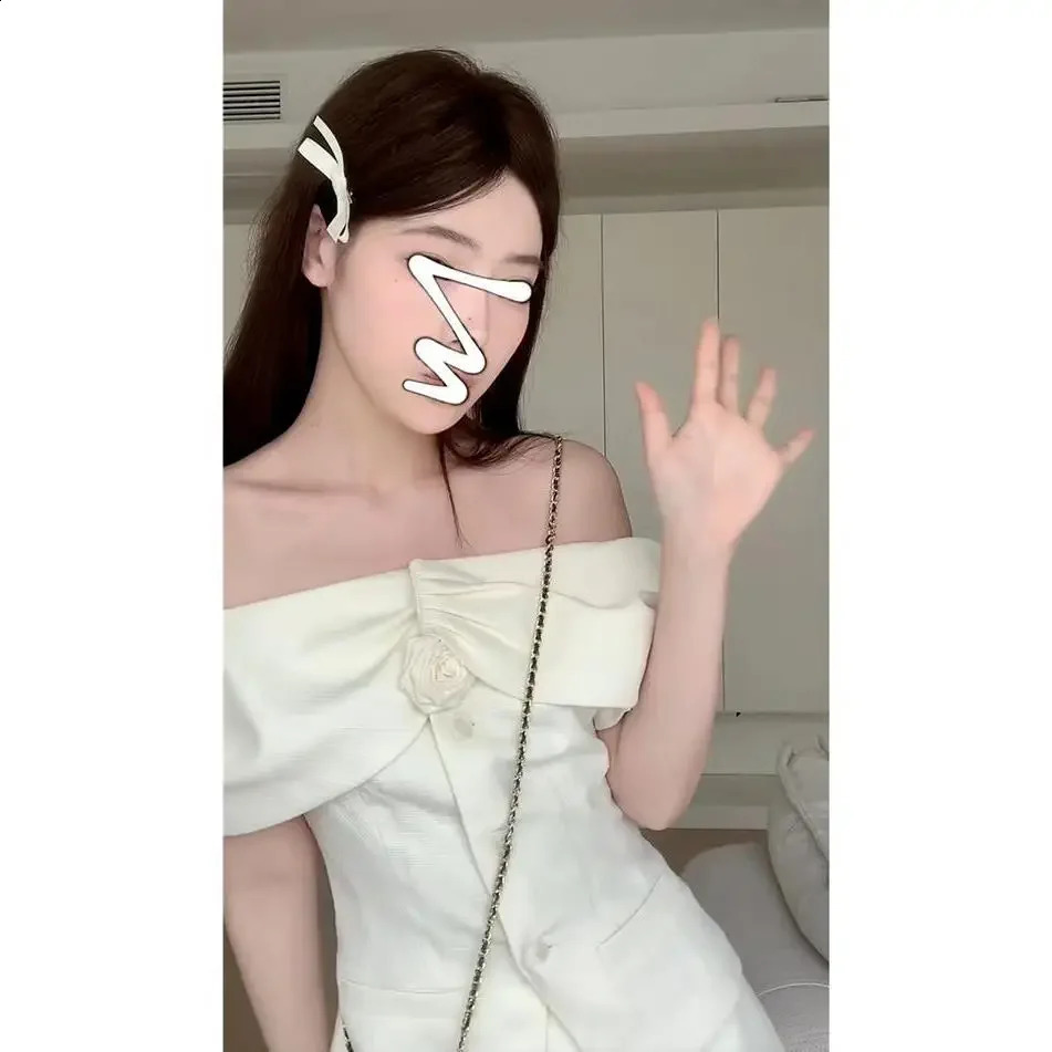 Fashionable white shoulder wild grass set suitable for women high waisted jacket and shorts single chest top style 250423