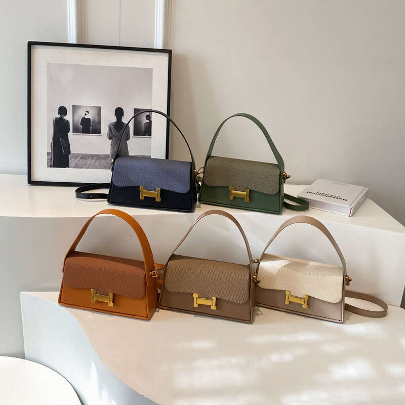 Bag women's 2024 new niche design, simple and fashionable texture, single shoulder crossbody bag, stylish H-buckle small square bag