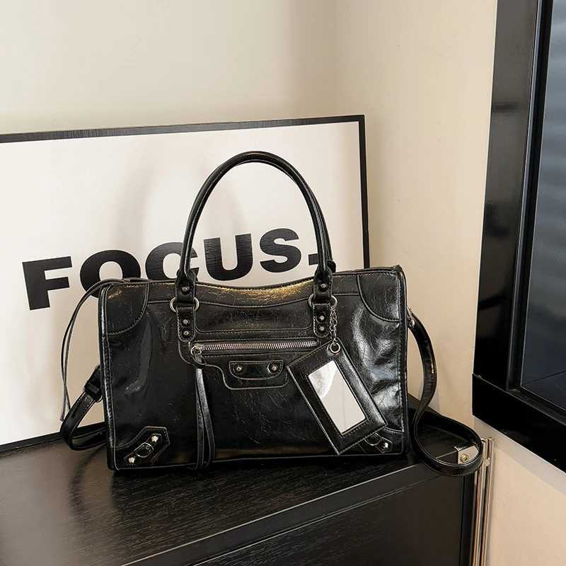 High-End Tote Bag Elegant Leather Classic Designer Paris Fashion Large Capacity Solid Color Commuter K251128