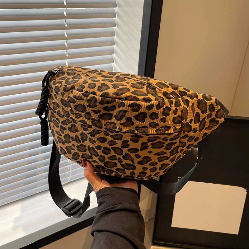 Womens Waist Bag Vintage Chest Bag with Adjustable Shoulder Straps Diagonal Cross Bag Suitable for Travel and Daily UseT251128