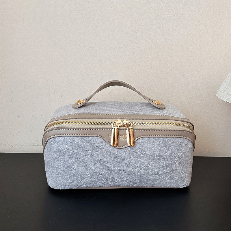 2026 New Luxury Free Shipping Large Capacity Makeup Bag Portable Travel Waterproof Toiletry Organizer Handbag Leather Cosmetic Bag Travel Storage Pouc