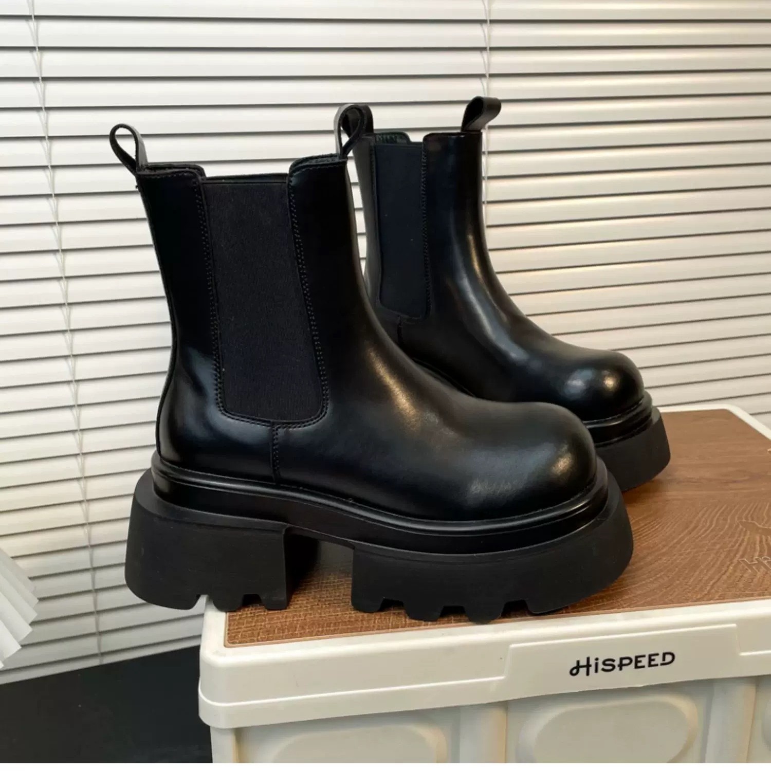 hot Designer shoes free shipping Boots Thick soled Martin boots women height increasing chimney boots with fleece short boots