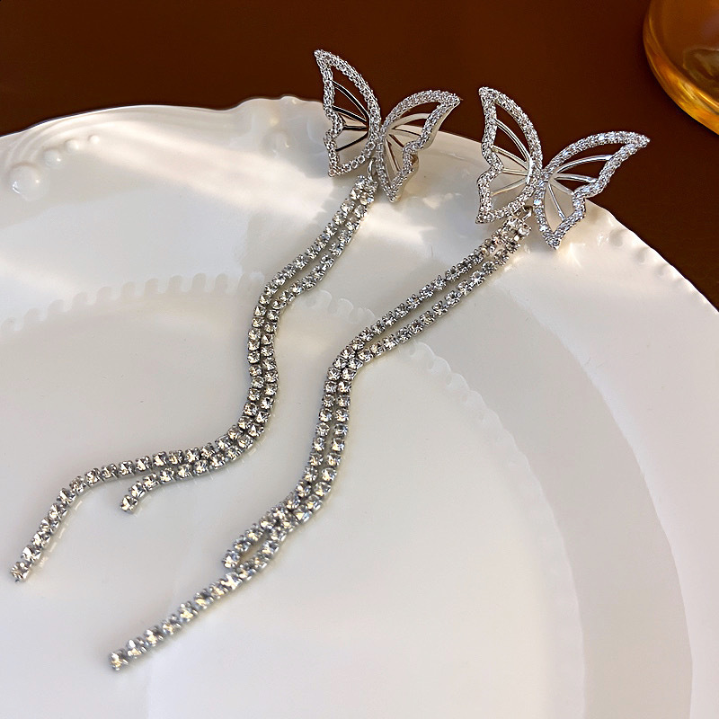 woman with long copper-set zircon earrings that exude a European and American fashion style 231208