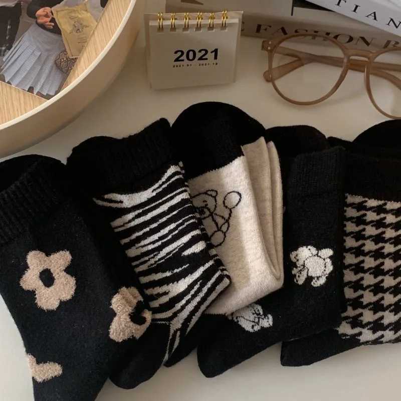 5 Pairs Women Cute Little Bear Mid Calf Socks Fashionable And Versatile Floral Prints Breathable Soft Comfortable Casual Socks J251128