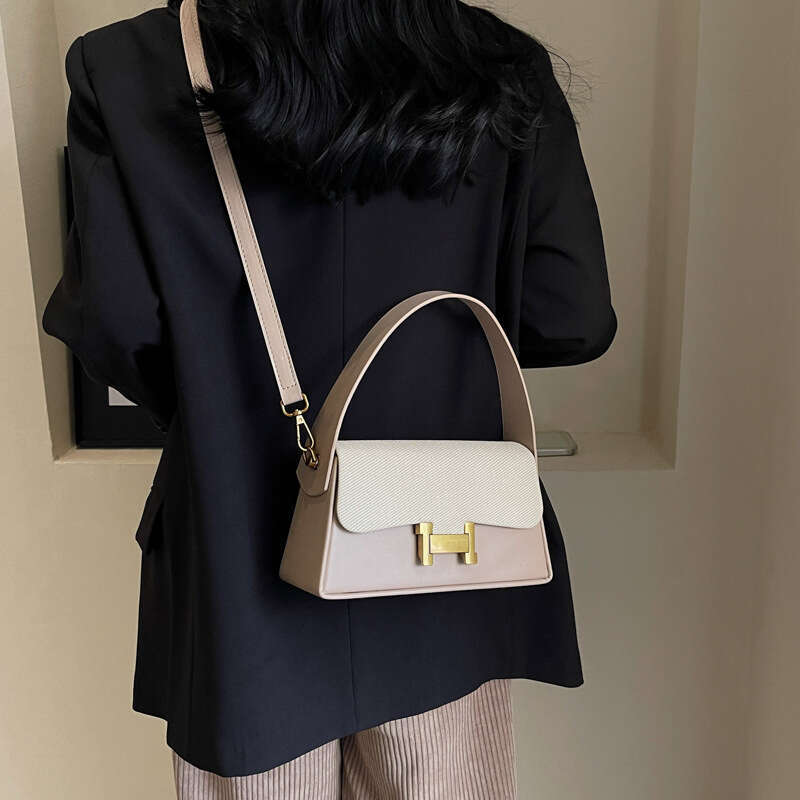 Bag women's 2024 new niche design, simple and fashionable texture, single shoulder crossbody bag, stylish H-buckle small square bag