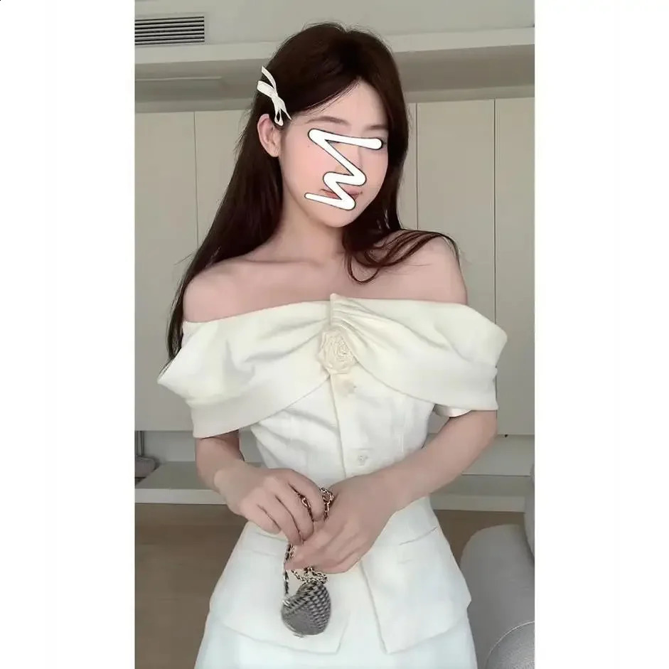 Fashionable white shoulder wild grass set suitable for women high waisted jacket and shorts single chest top style 250423