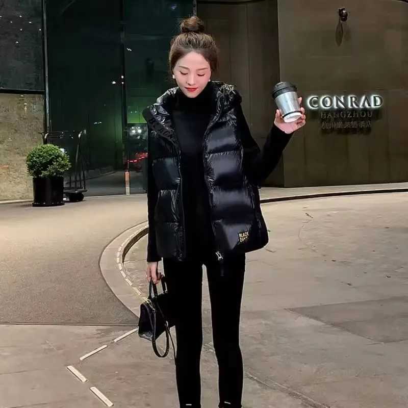 Detachable Hood Down Vest Womens Short Puffer Outwear 2025 Autumn Winter New Fashion Loose Thick Warm Puffer Waistcoat FemaleT251128