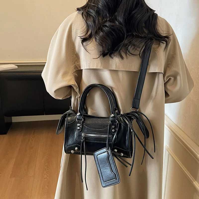 2025 Luxe Biker Tote Bag Chic Shoulder Purse for Women Trendy Crossbody Minimalist Day-to-Night Bag Textured Sling Bag K251128