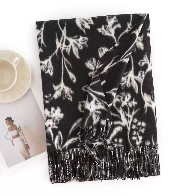 T573 new couple cashmere scarf female cream sweet girl style autumn and winter printed scarf neck