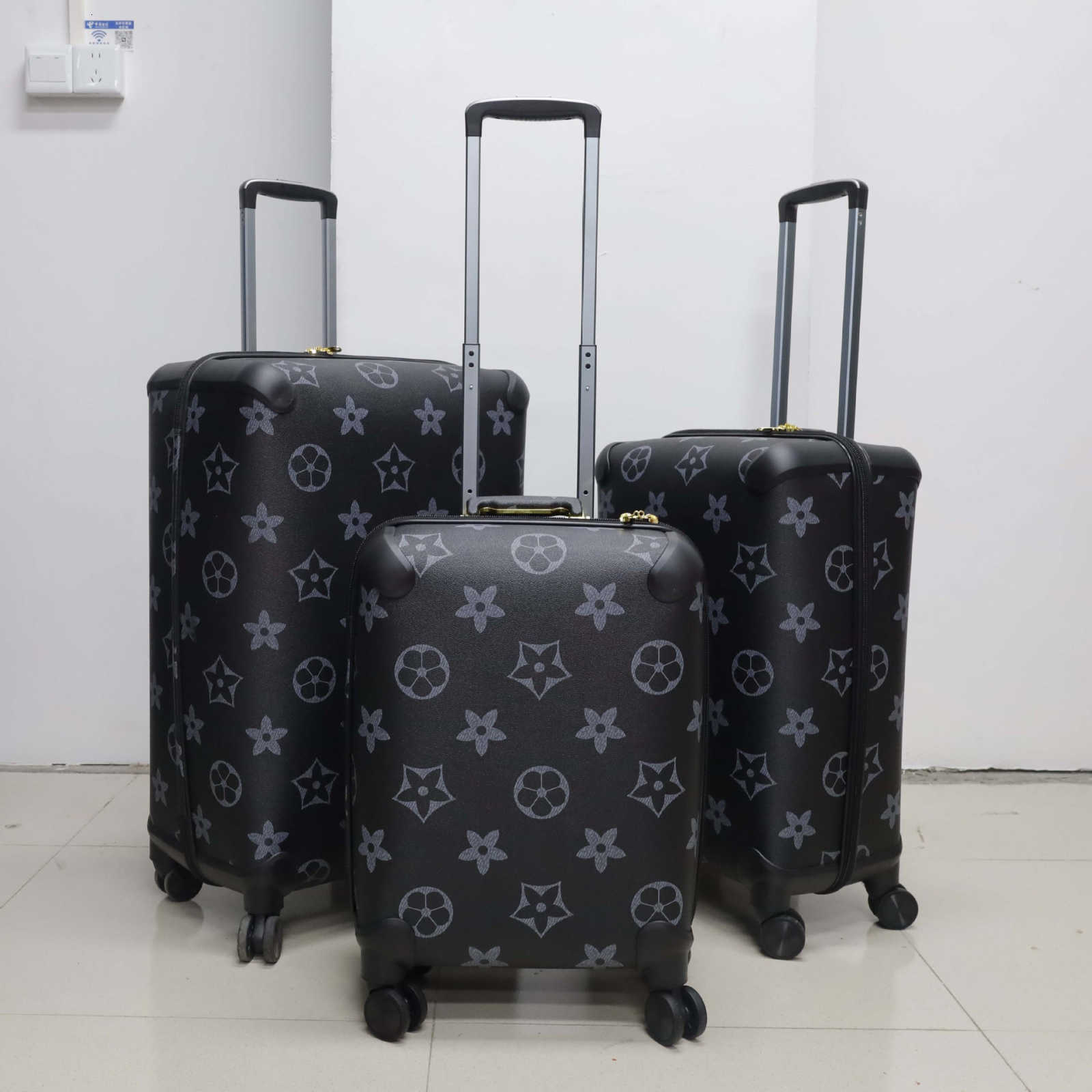 Fashionable, retro and simple trolley suitcase with high-quality silent multi-purpose swivel wheels for luggage.W251014