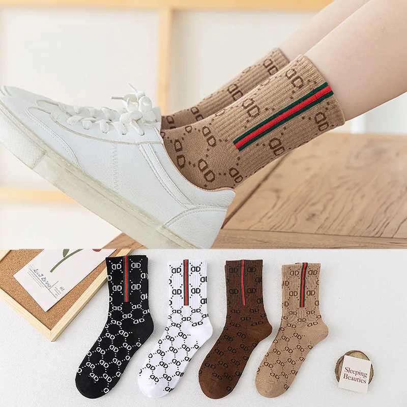 4 pairs of trendy brand couple socks Street style letter socks Versatile college style pile socks sports socks size 36-42 J251128