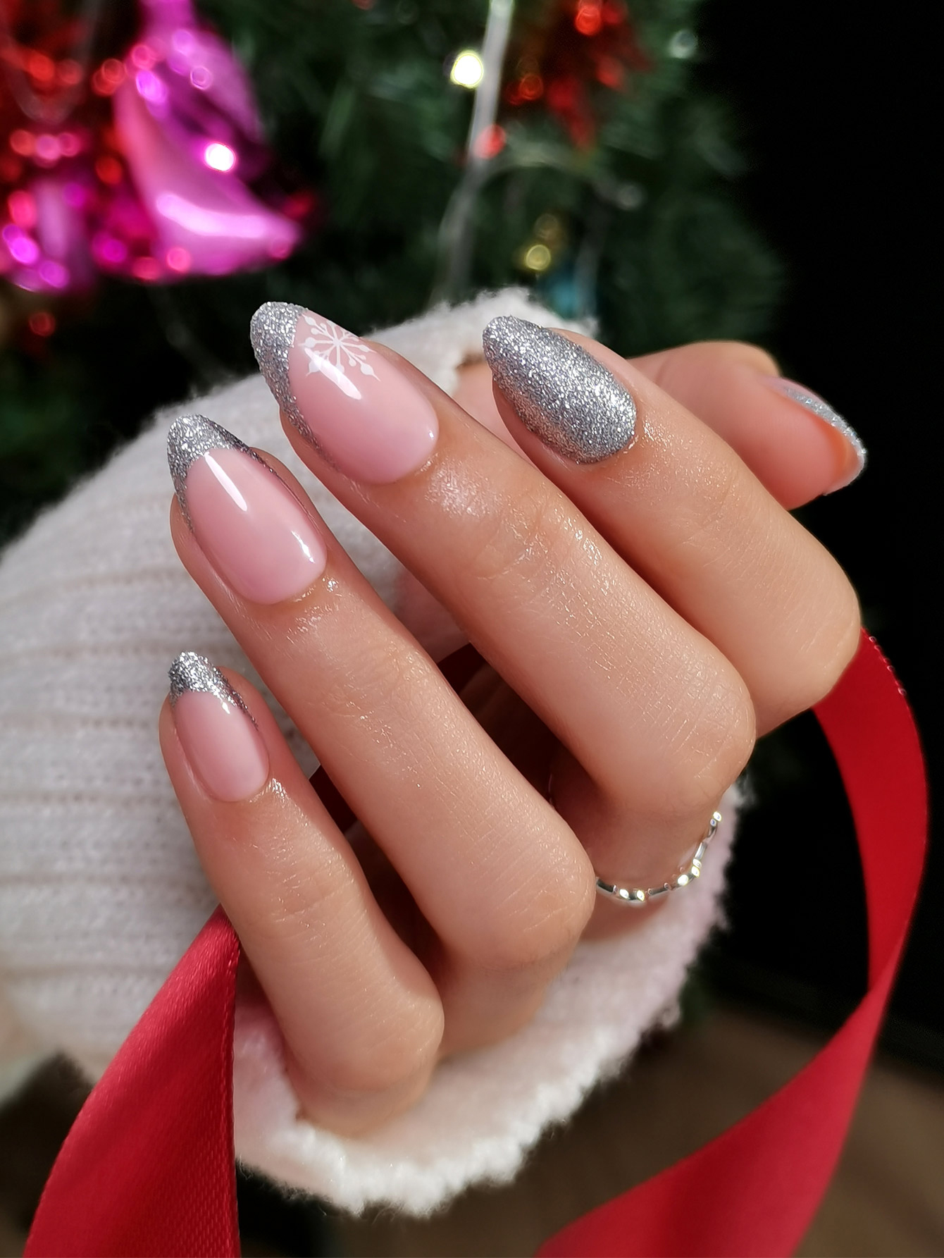 24 pieces Fake nails press-on Christmas sweet style silver glitter French manicure snowflake, pink nails, suitable for girls and women for dates, gift