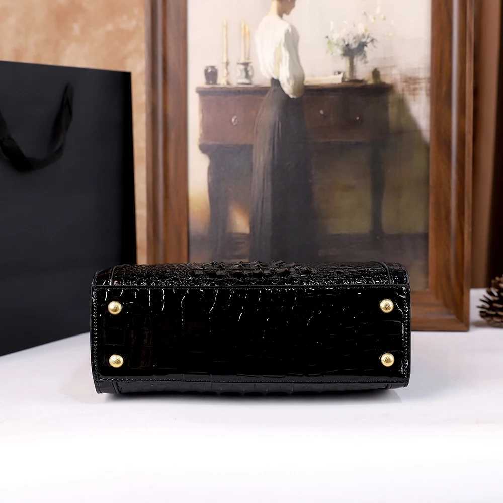 2025 New crocodile-patterned middle-aged mom bag genuine bamboo joint handle handbag high-end single-shoulder crossbody bag K251128