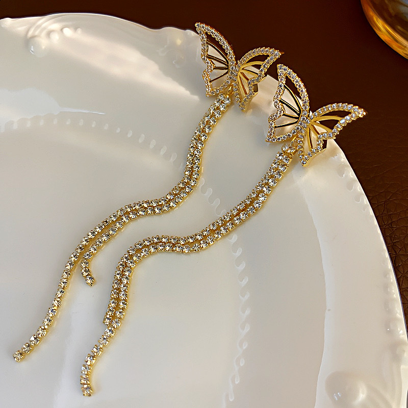 woman with long copper-set zircon earrings that exude a European and American fashion style 231208