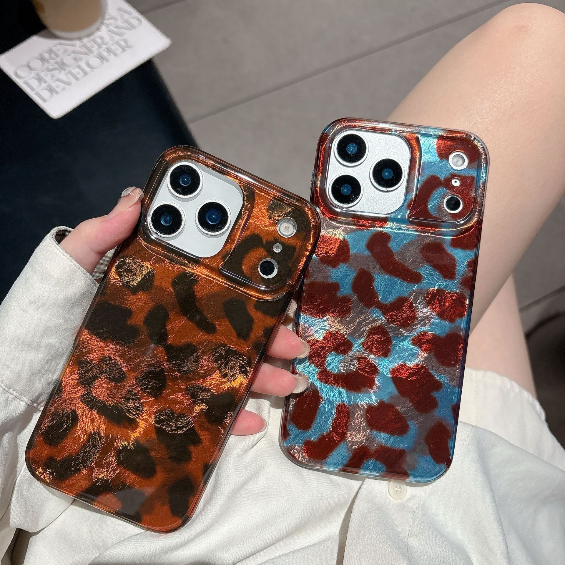 Retro Blue Brown Leopard Print Phone Case iPhone 17 Pro Max Suitable for Apple 16/15 Pro All-Inclusive Double-Layer Hard Protective Case
