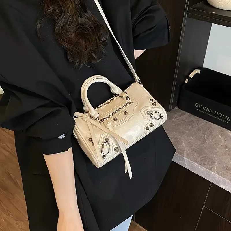 Fashionable Tote Bags For Ladies Made Of Durable Leather With Shoulder Strap From Luxury Brand K251128