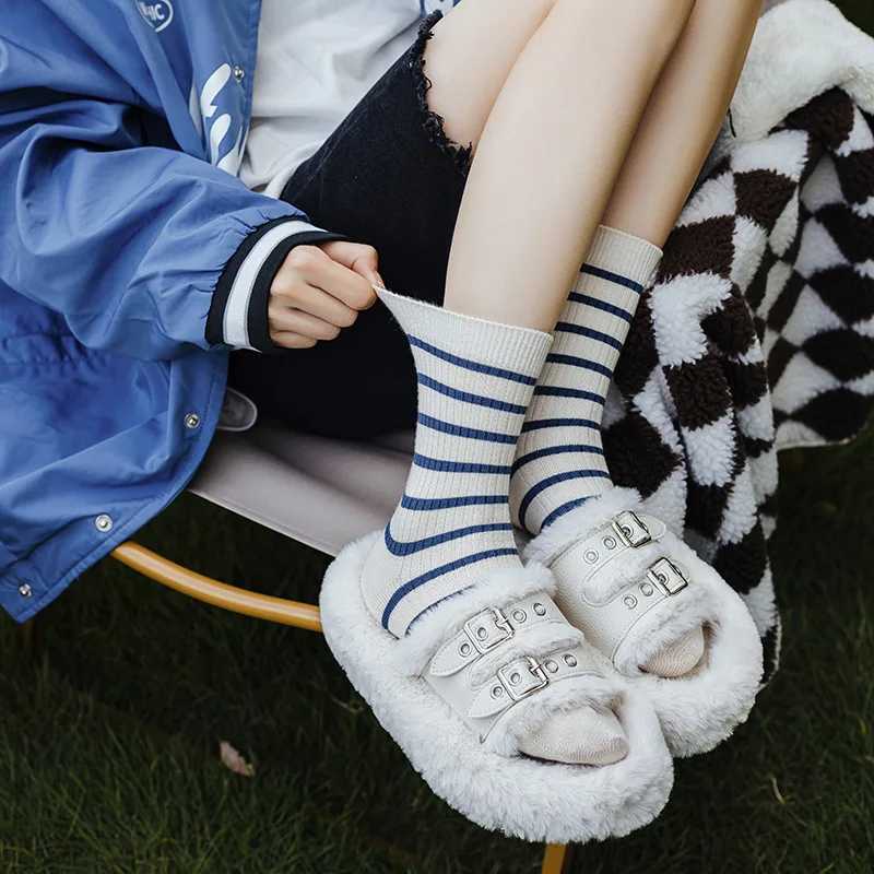Autumn Women Sports Socks Stripe Fashion Harajuku Hip Hop Female Cotton Sock Unisex Skateboard Street Middle Tube Socks J251128
