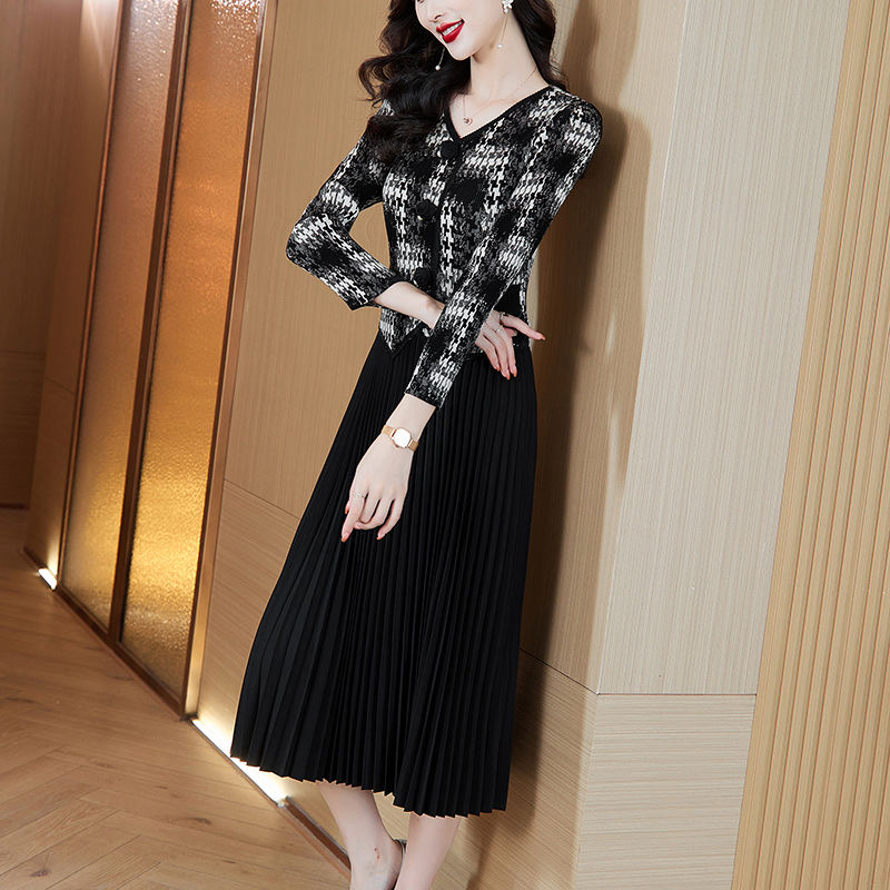Pleated 2025 large size women's early spring new fashion temperament v-neck waist slimming dress D02310