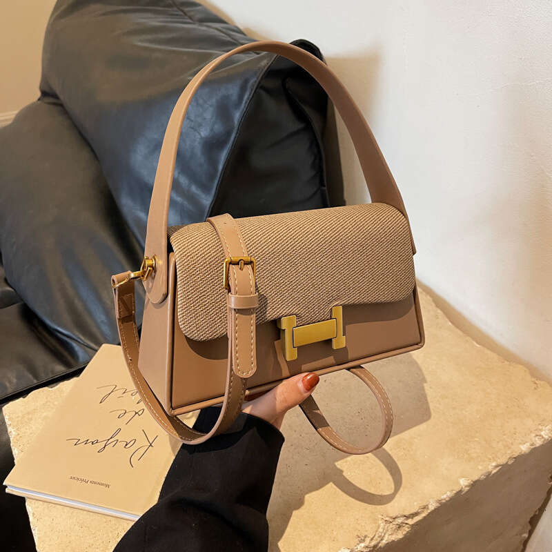 Bag women's 2024 new niche design, simple and fashionable texture, single shoulder crossbody bag, stylish H-buckle small square bag