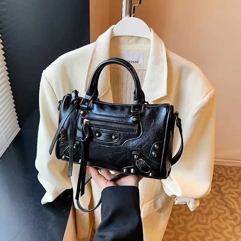 Fashionable Tote Bags For Ladies Made Of Durable Leather With Shoulder Strap From Luxury Brand K251128