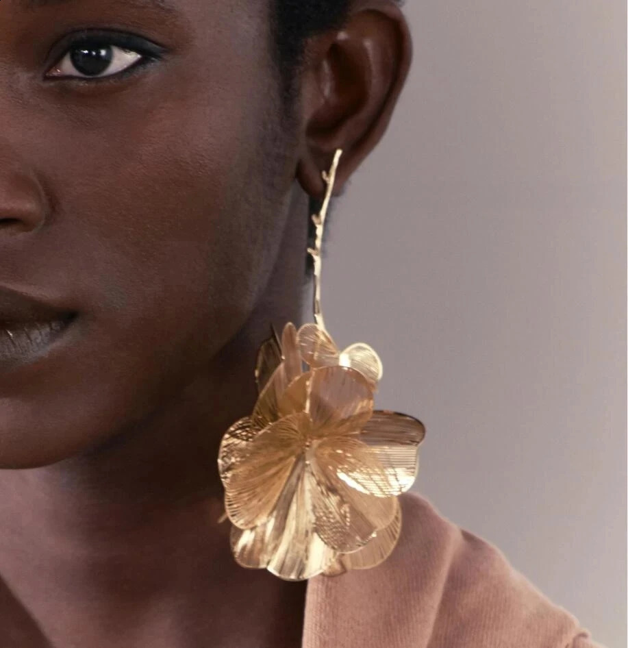 Fashion Golden Hollow Flower Leaf Long Earrings for Women Trending Bride Wedding Accessories Charm Earrings Female Jewelry 250513