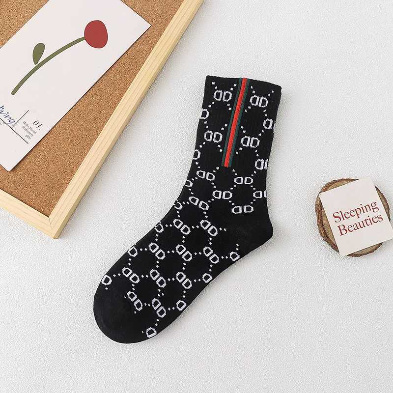 4 pairs of trendy brand couple socks Street style letter socks Versatile college style pile socks sports socks size 36-42 J251128