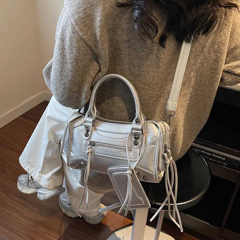 2025 Luxe Biker Tote Bag Chic Shoulder Purse for Women Trendy Crossbody Minimalist Day-to-Night Bag Textured Sling Bag K251128