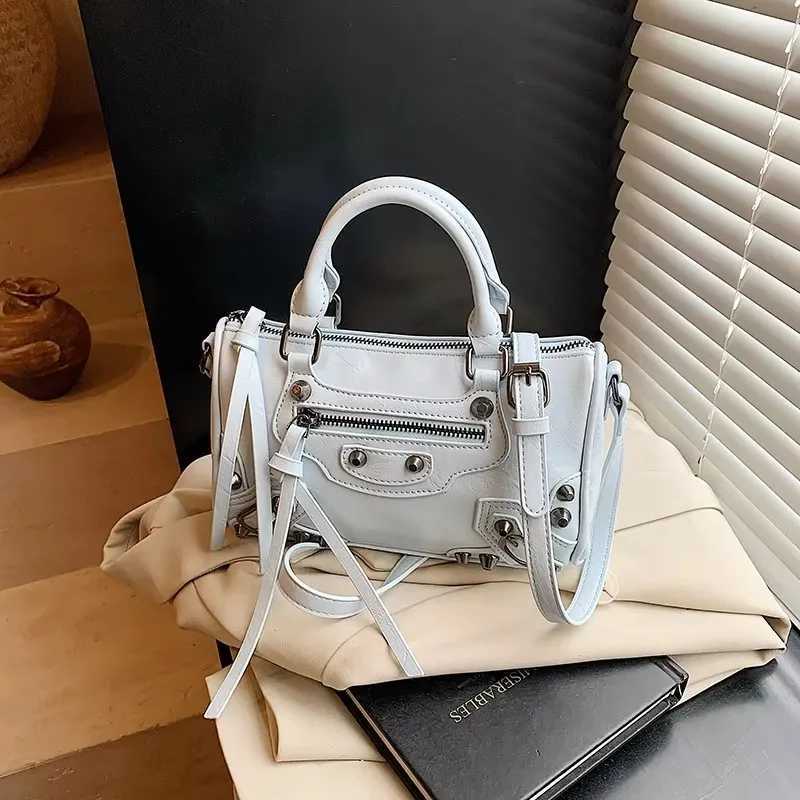 Fashionable Tote Bags For Ladies Made Of Durable Leather With Shoulder Strap From Luxury Brand K251128