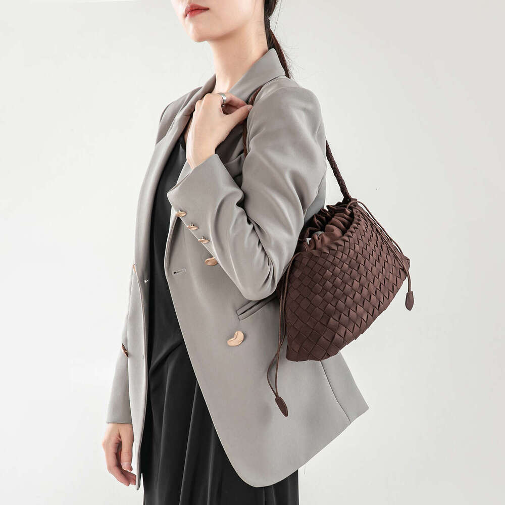 New Handmade Woven Single Shoulder Underarm Autumn Winter Matte Small Boat Bag French Retro Basket Mother Handbag