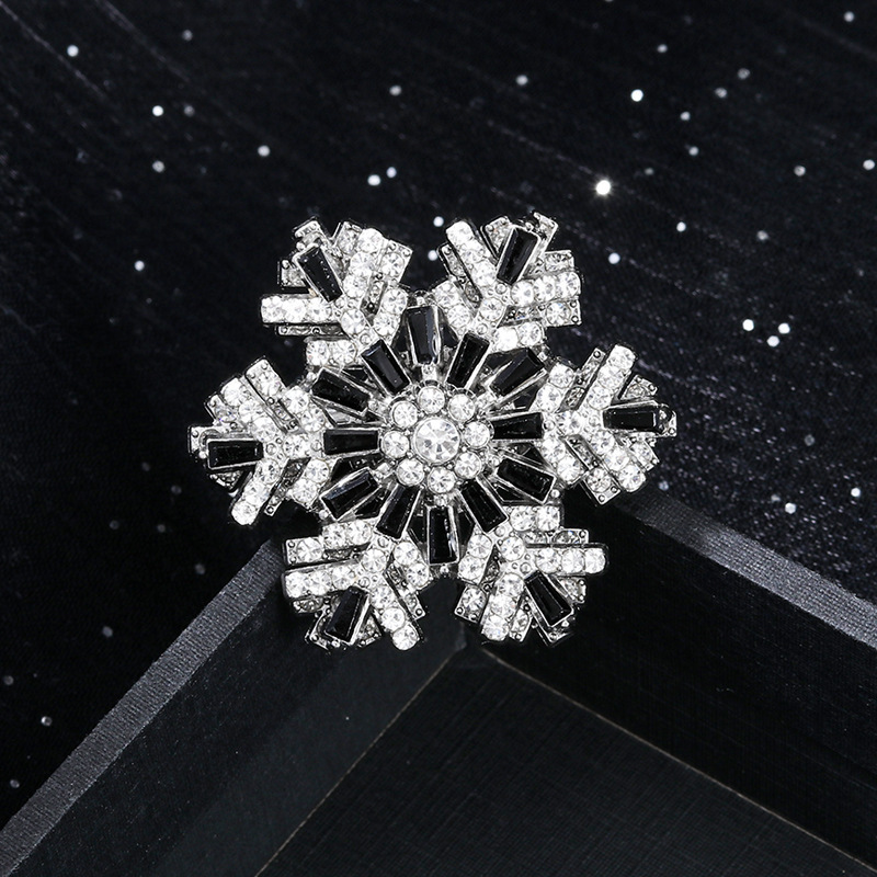 2026 New Snowflake High-End Niche Three-Dimensional Premium Brooch Suit Jacket Coat Pin Accessory