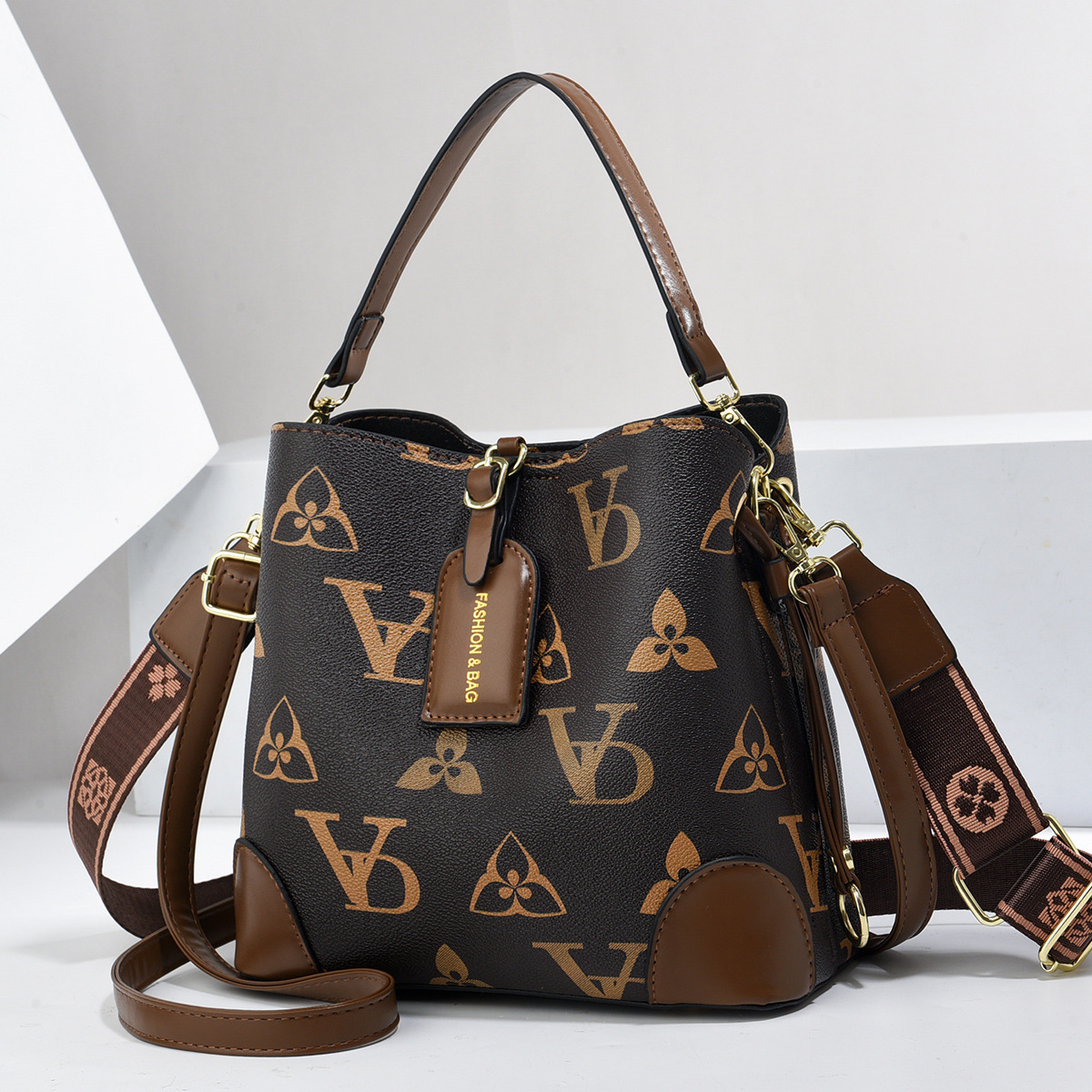 Free Shipping 2025 New design Classic Large Capacity Fashion Women Tote Bag Hot Selling Trendy Shoulder Bag Letter Print Bucket Bag