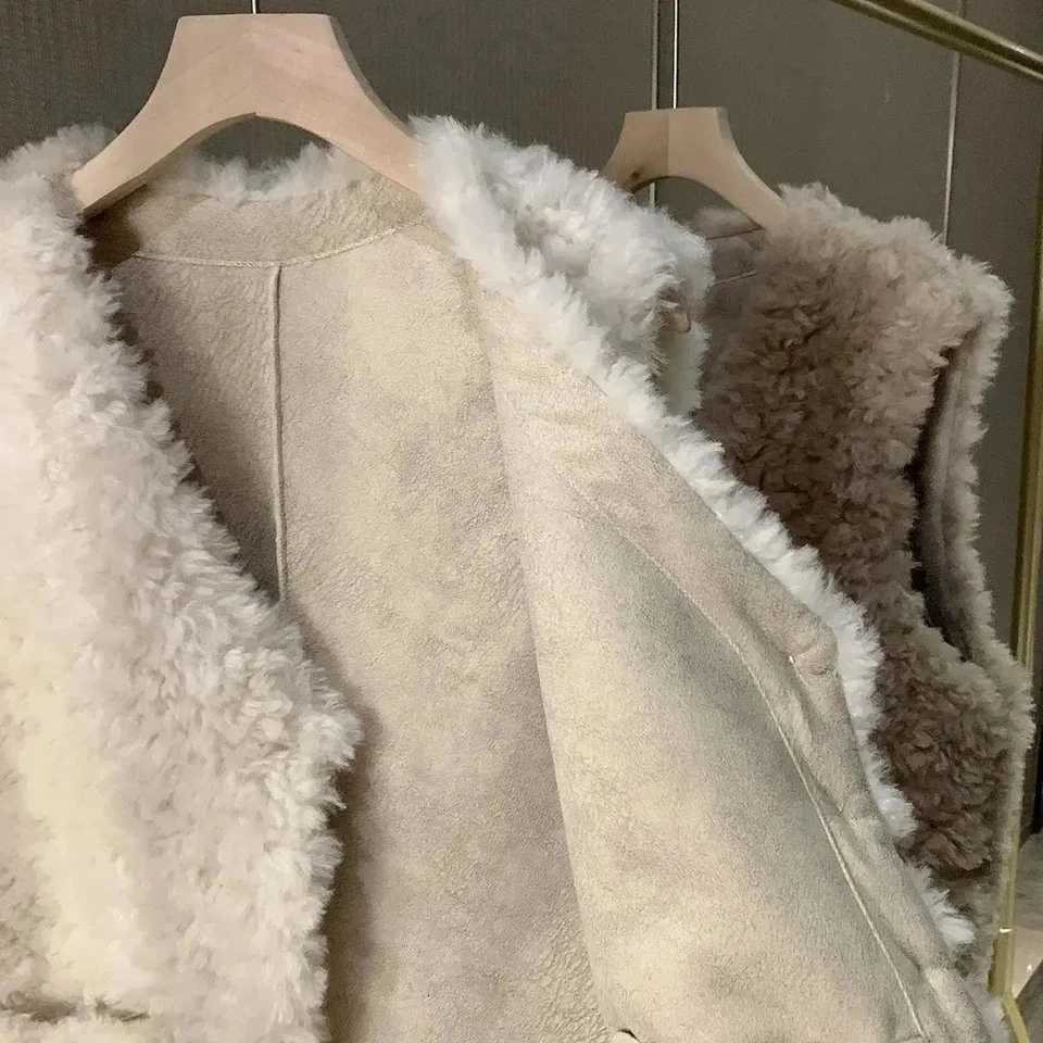 Female Lamb wool Waistcoat Jacket 2025 Spring Autumn New Single Breasted Slim Sleeveless Coat Warm Womens Short Casual Vest TopT251128