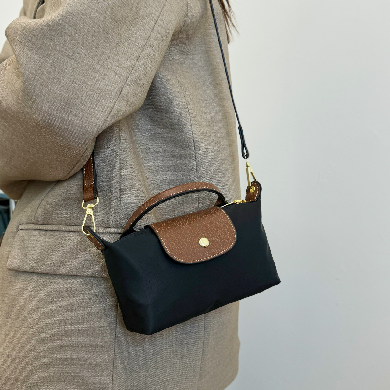 Designer 2025S new fashion handbag women personality versatile dumpling lightweight shoulder crossbody small square bag