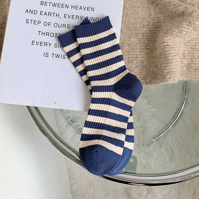 Autumn Women Sports Socks Stripe Fashion Harajuku Hip Hop Female Cotton Sock Unisex Skateboard Street Middle Tube Socks J251128