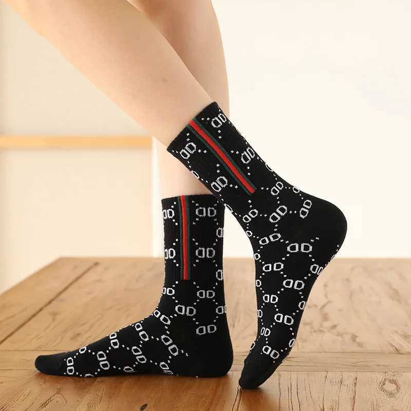 4 pairs of trendy brand couple socks Street style letter socks Versatile college style pile socks sports socks size 36-42 J251128