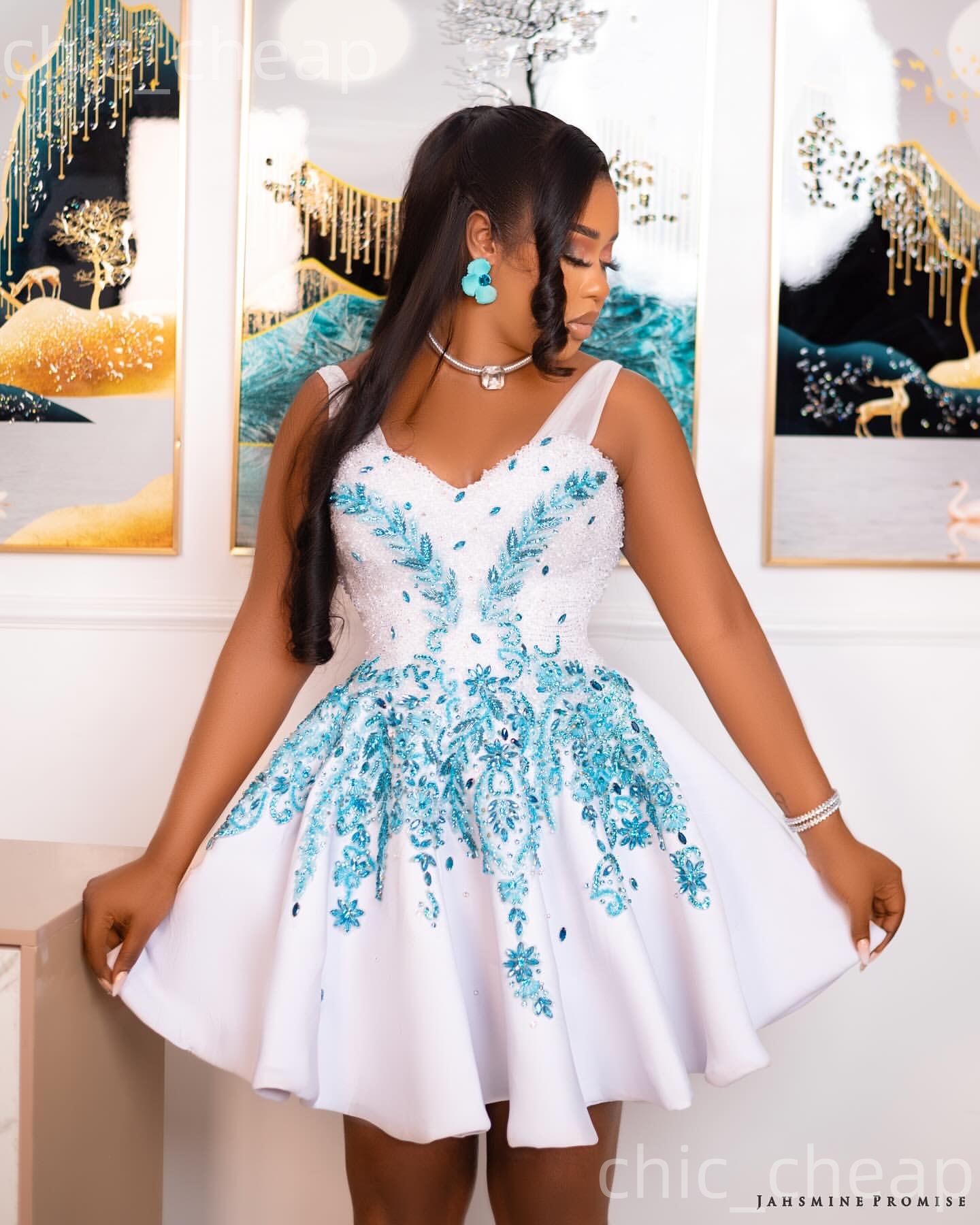 White A-line Cocktail Dress Beaded Crystals V-neck Satin Sparkly Short Mini Graduation Homecoming Dresses For Special Occasions Sweetheart Gowns