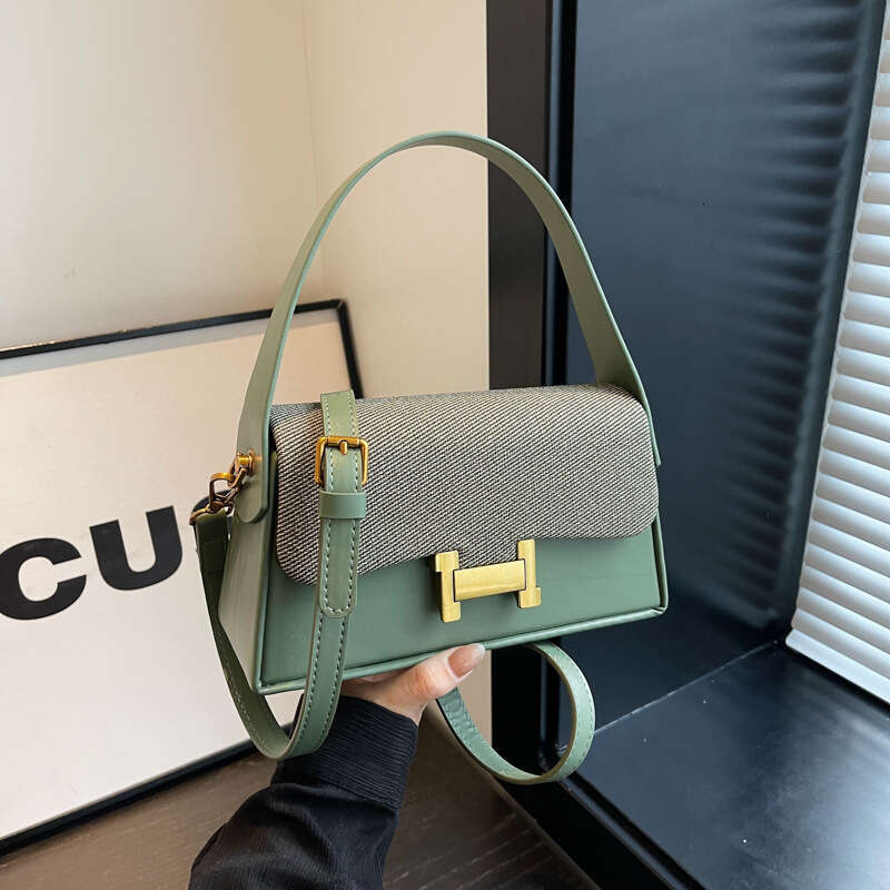 Bag women's 2024 new niche design, simple and fashionable texture, single shoulder crossbody bag, stylish H-buckle small square bag