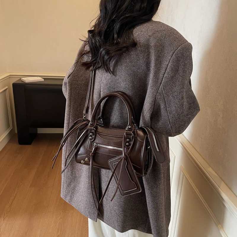 2025 Luxe Biker Tote Bag Chic Shoulder Purse for Women Trendy Crossbody Minimalist Day-to-Night Bag Textured Sling Bag K251128